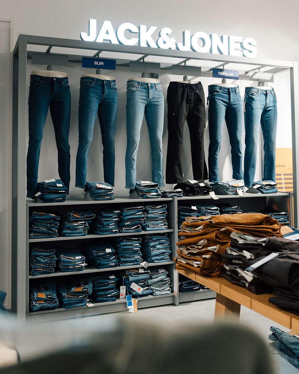 0425_JR_Banner_Outlet_3.jpg