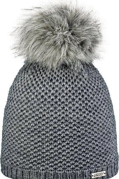Strickmütze mit Bommel
