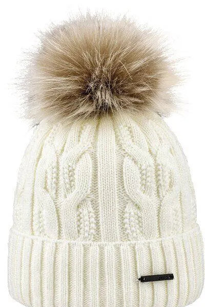 Strickmütze mit Bommel