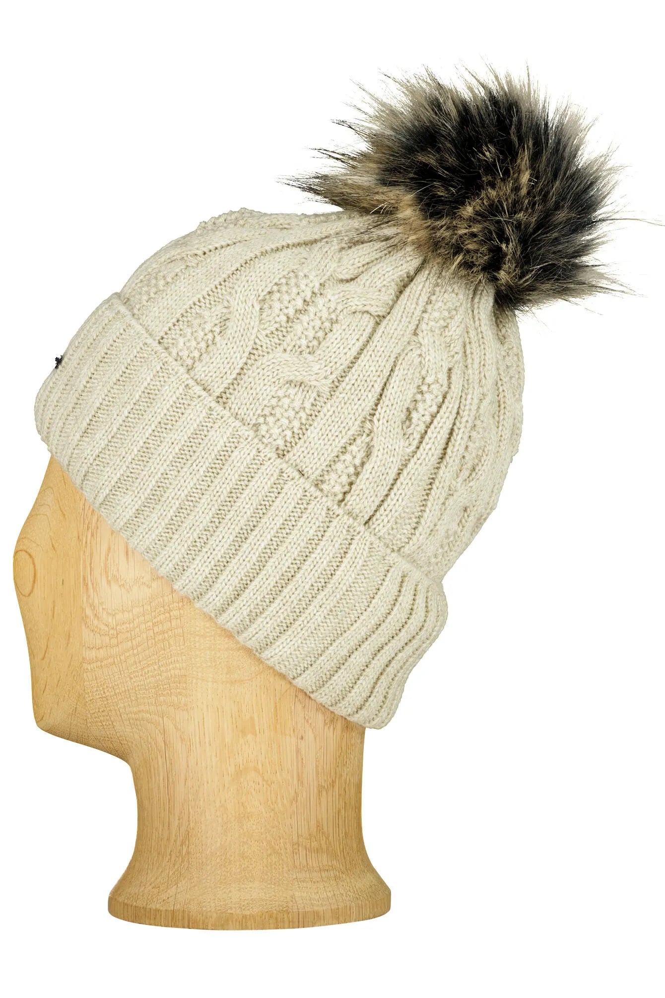 Strickmütze mit Bommel