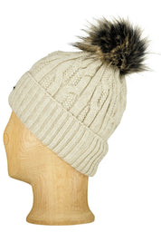 Strickmütze mit Bommel