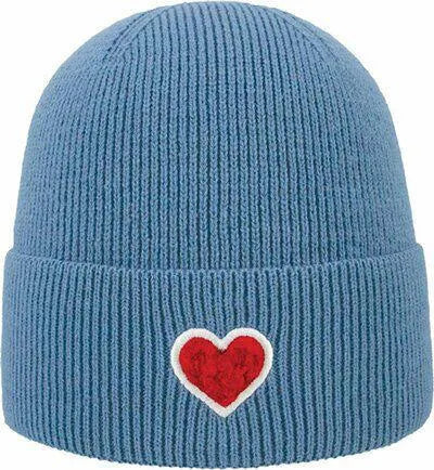 Strickmütze mit Stickerei