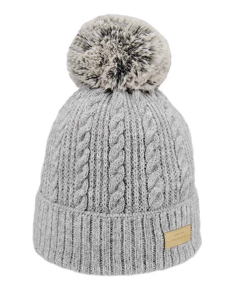 Strickmütze mit Bommel