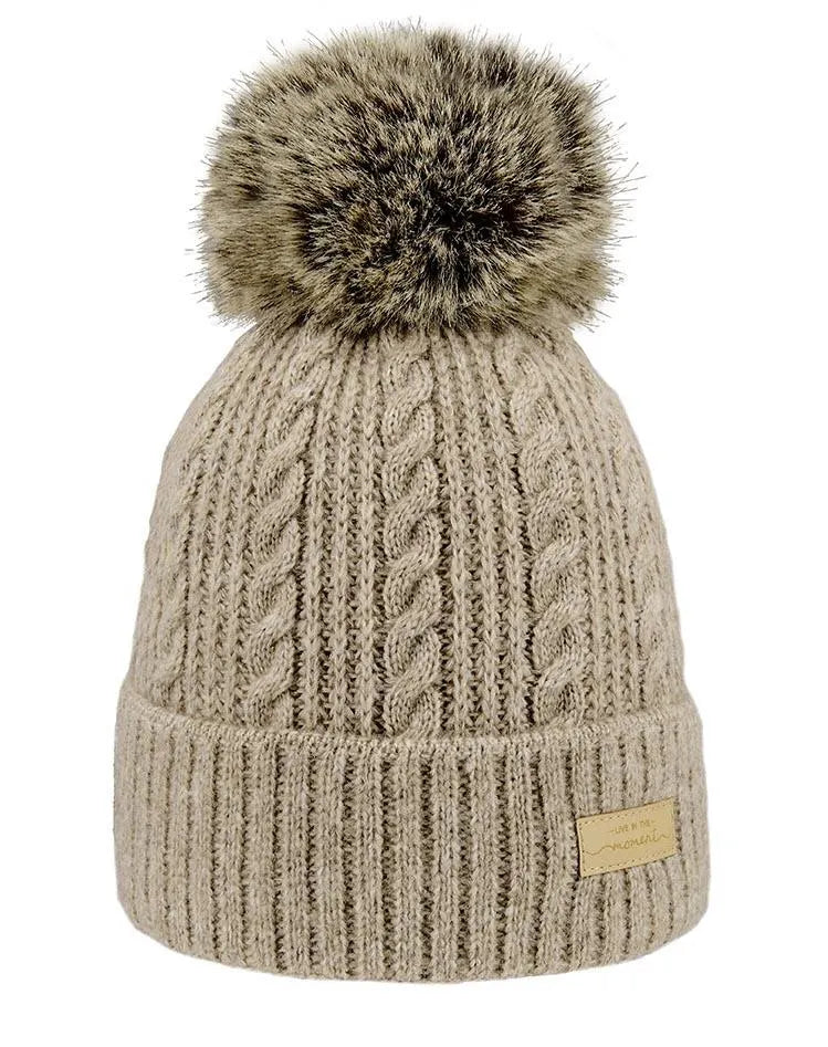 Strickmütze mit Bommel