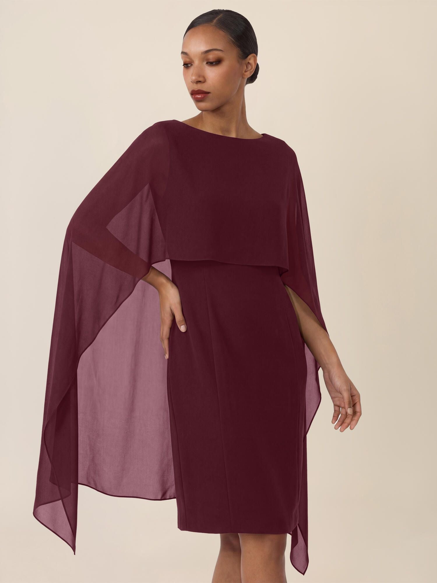 Etuikleid mit Chiffonstola