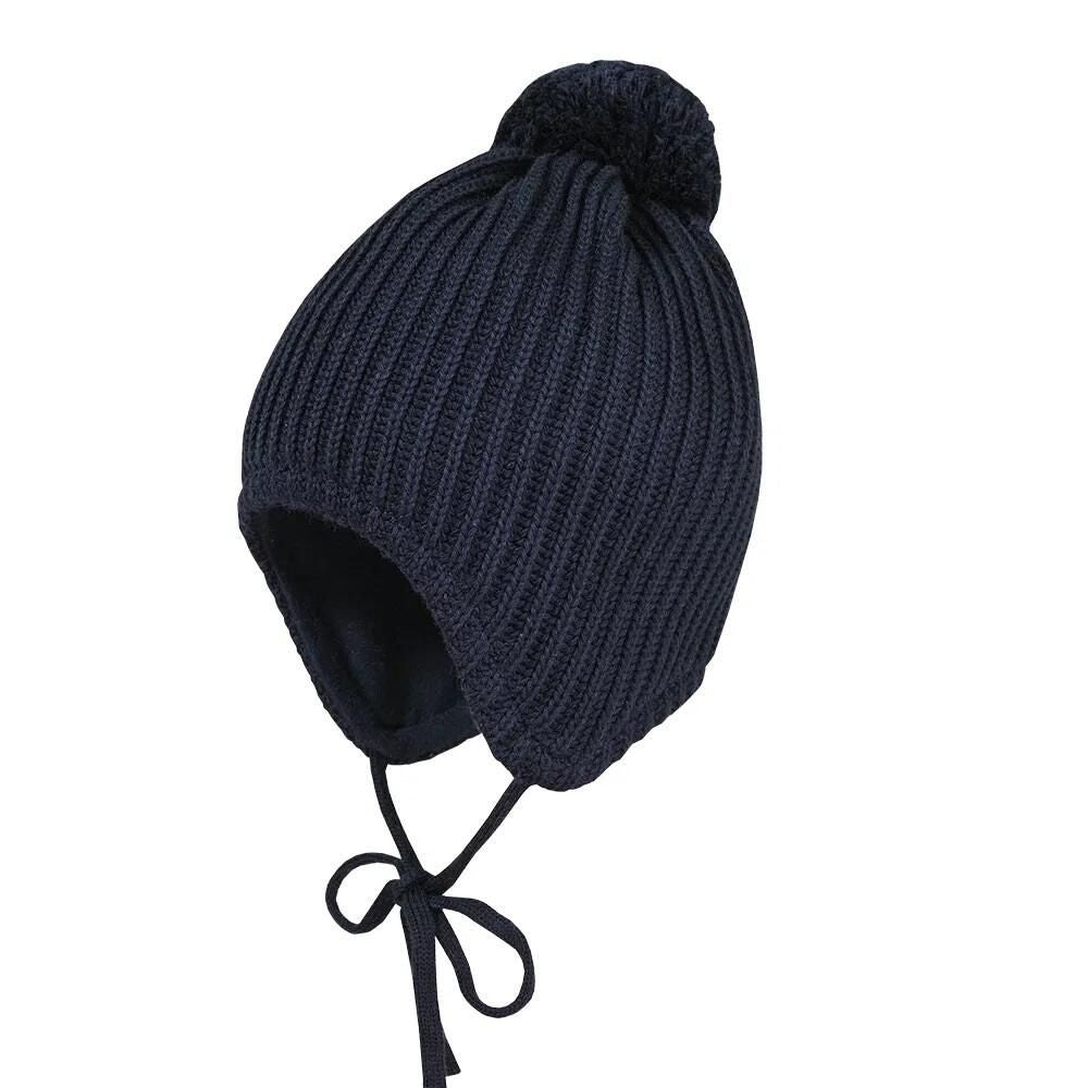 Strickmütze mit Bommel