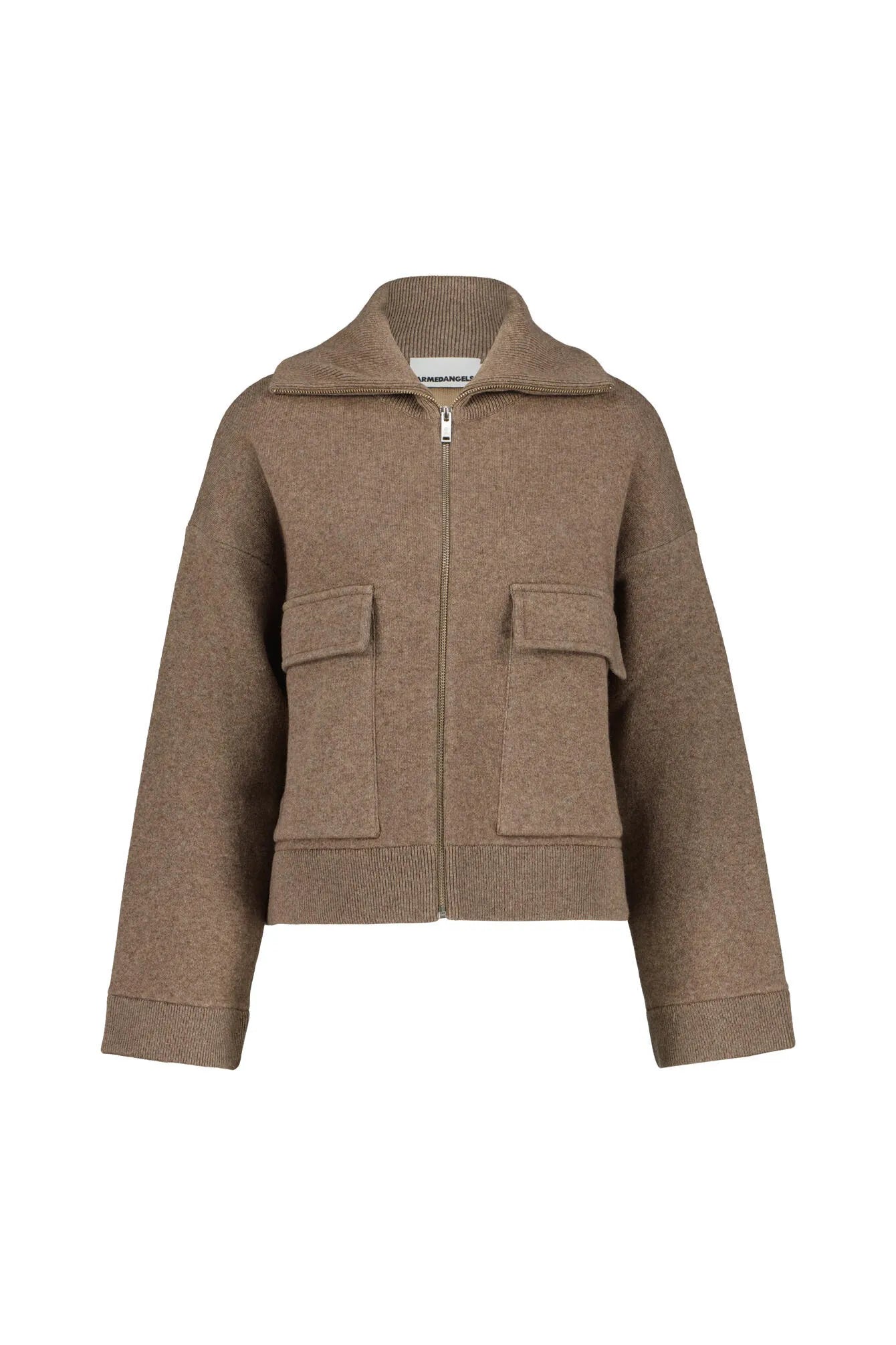 Kurze Strickjacke mit aufgesetzten Taschen