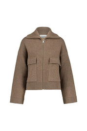 Kurze Strickjacke mit aufgesetzten Taschen