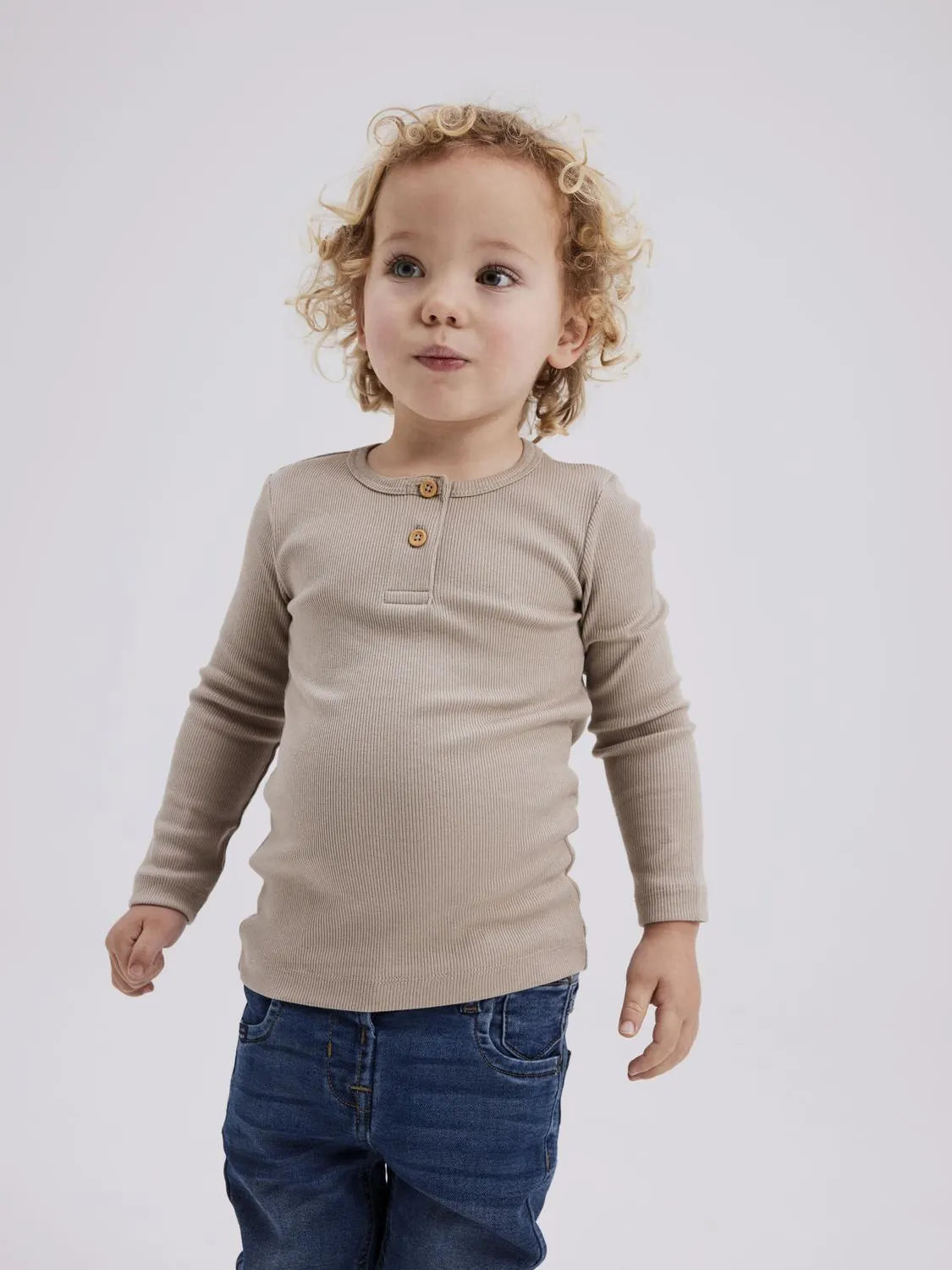 Geripptes Langarmshirt mit Henleykragen