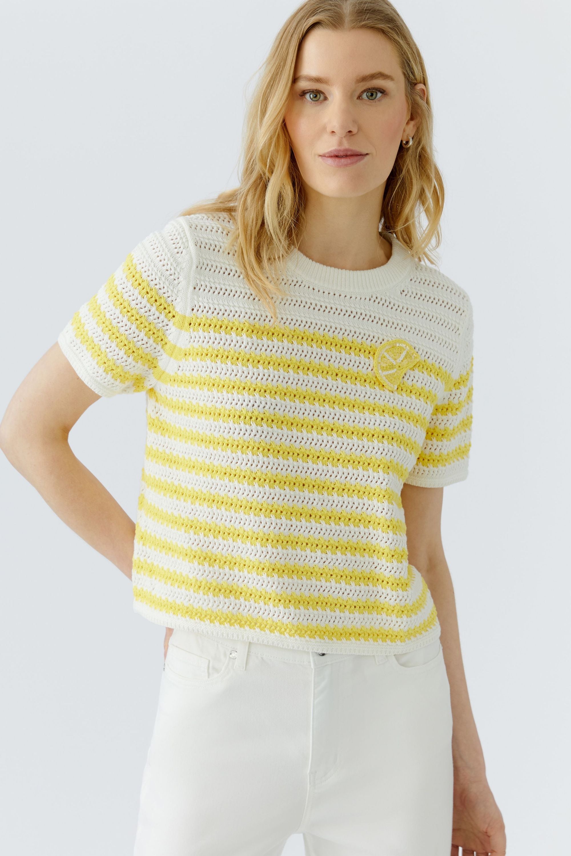 Pullover mit gestrickter Zitronenscheibe