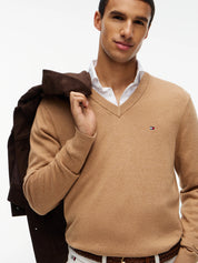 Feiner Strickpullover mit V-Ausschnitt