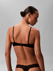 Thong mit Spitzendetails