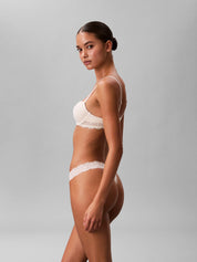 Thong mit Spitzendetails