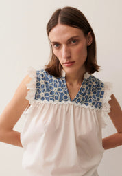 Bluse mit Stickereien