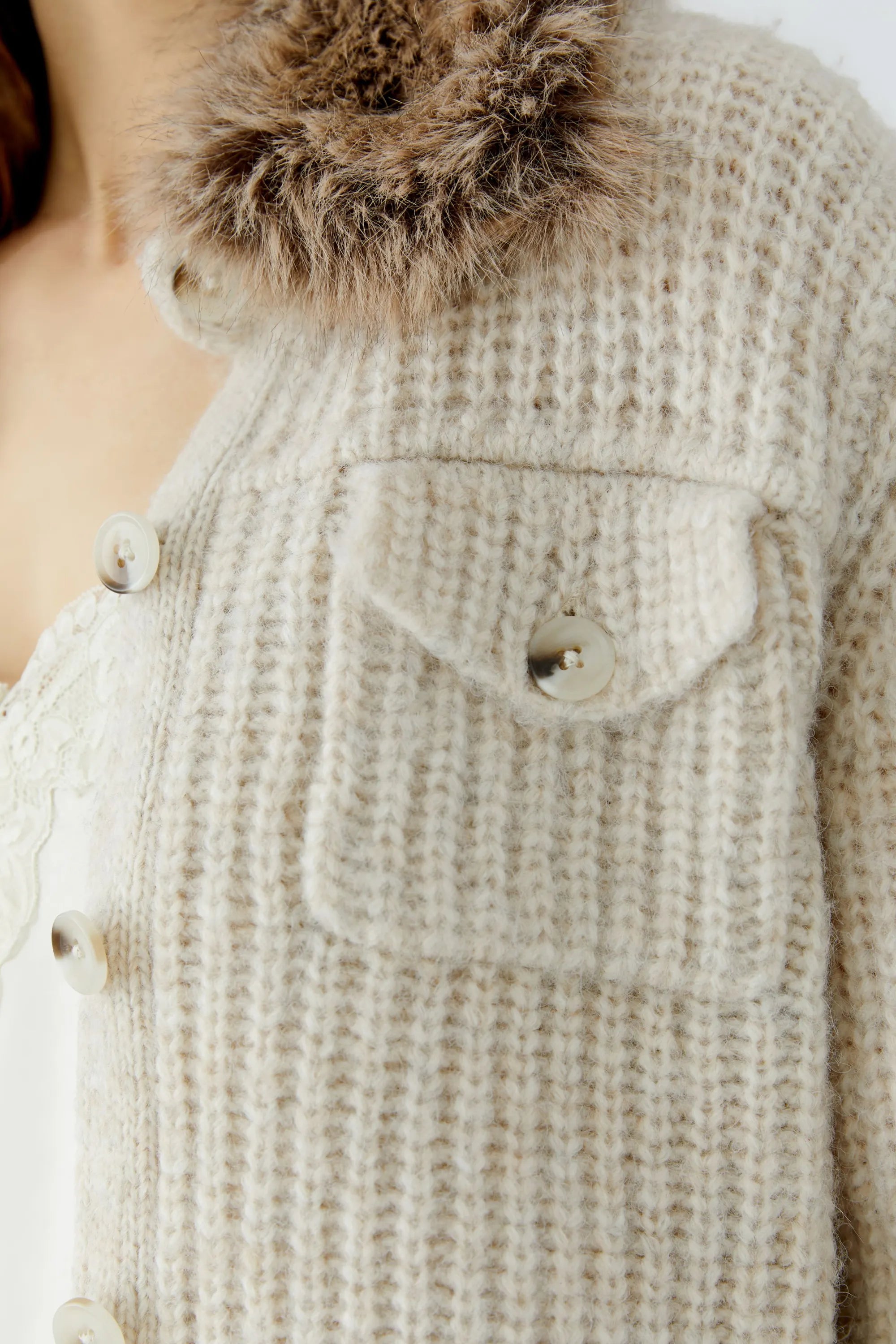 Strickjacke mit Kunstfellkragen