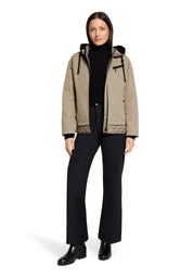 Winterjacke mit Kapuze