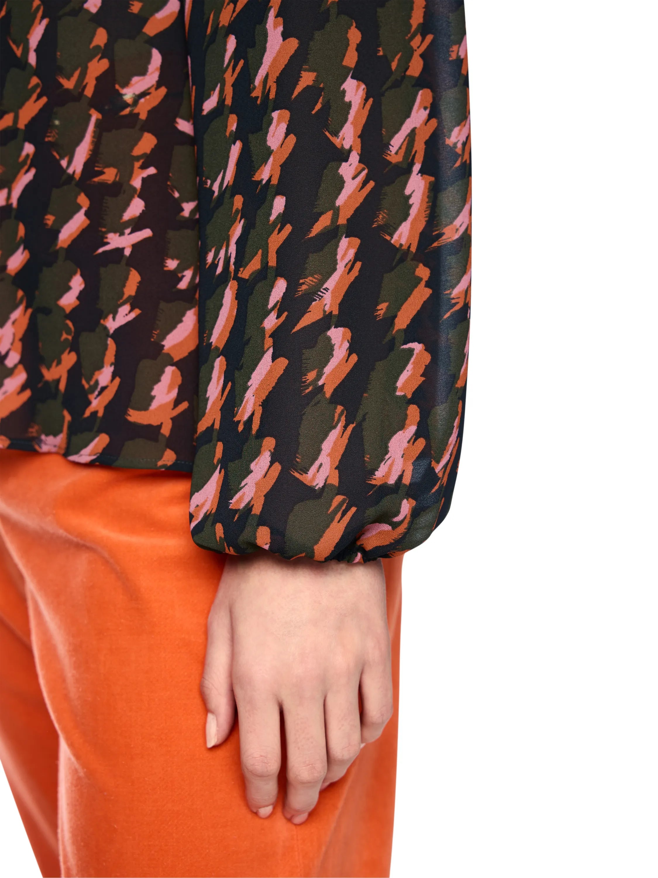 Bluse mit abstraktem Hahnentrittmuster