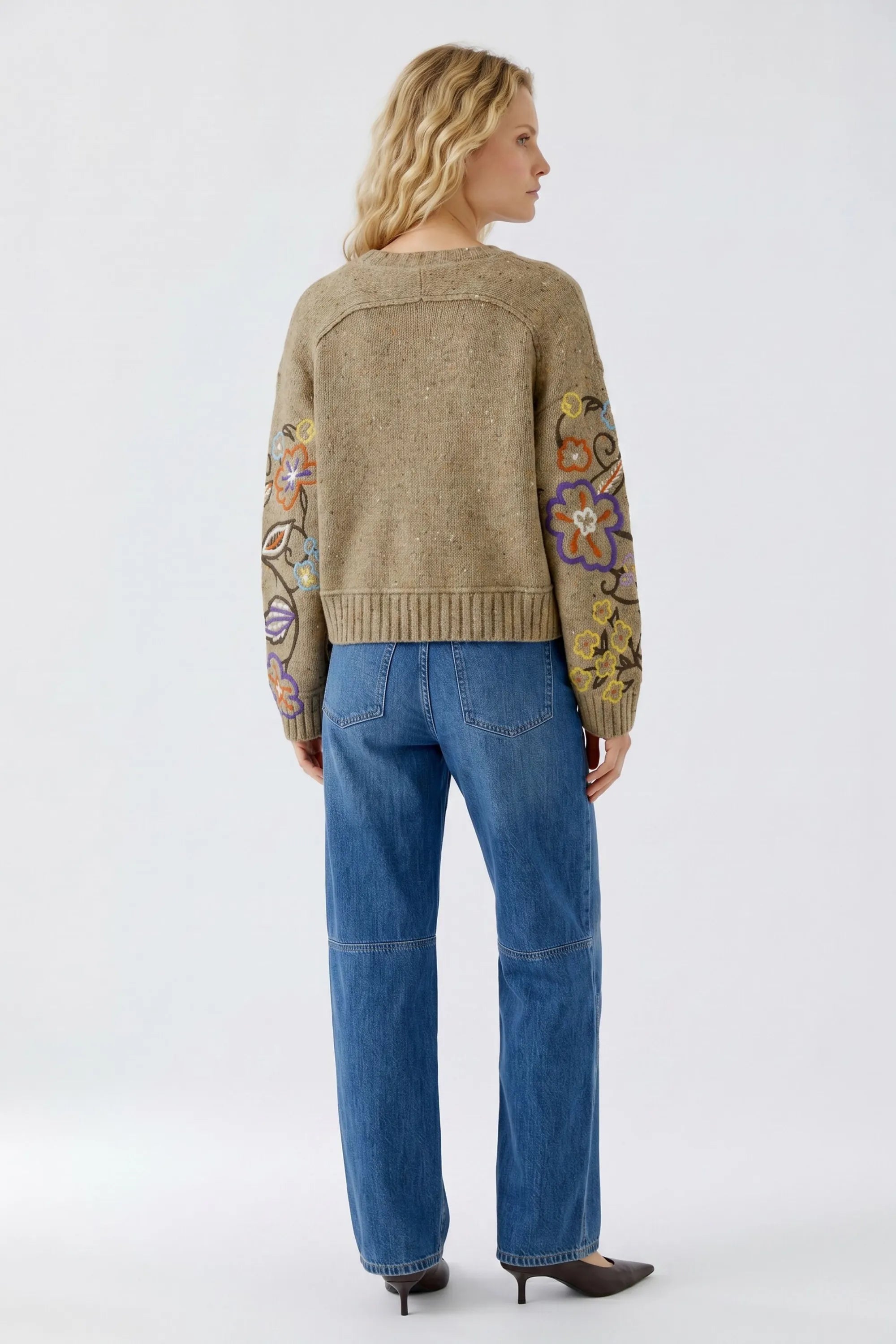 Strickpullover mit Blumenstickerei
